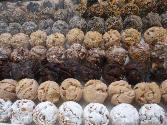 A case full of Schneeballen pastries