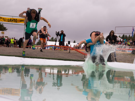 Teams entering pool in wife carrying World Championships